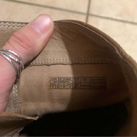 UGG Heeled Booties size 8 - Picture 8 of 9